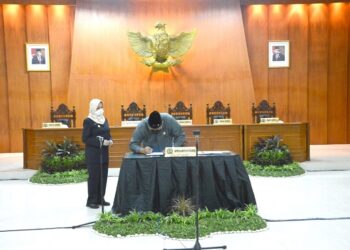 Ketua DPRD Kabupaten Kediri Dodi Purwanto menandatangani persetujuan Raperda APBD 2021
