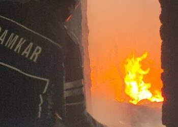 Petugas Damkar melakukan evakuasi Rumah (Foto: Bacaini.id/Karebet)