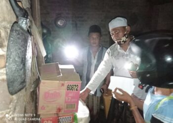 Pengurus Masjid Al-Khalid memberikan bantuan korban kebakaran. Foto: Bacaini