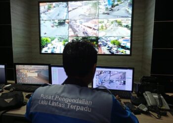 Petugas di Ruang Pengendalian Lalu Lintas Terpadu Dishub Kota Kediri. Foto: Bacaini