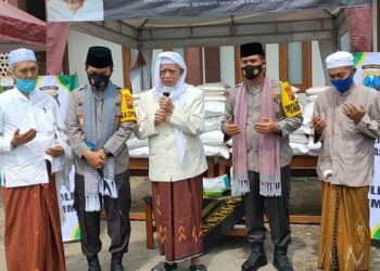 Kapolda Irjen Nico Afinta bersama Pengasuh Ponpes Lirboyo Kediri. Foto: Bacaini/BS