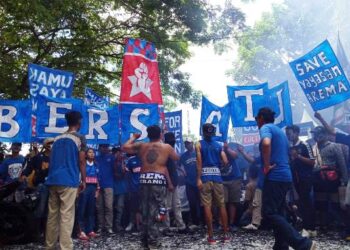 Aremania saat demonstrasi menolak dualisme Arema di depan Stasiun Kota Malang pada Senin, 16 November 2020. (Foto: Bacaini.id/Moh Badar Risqullah)