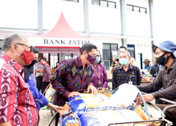 Pemberian bansos oleh Walikota Kediri Abdullah Abu Bakar. Foto: istimewa