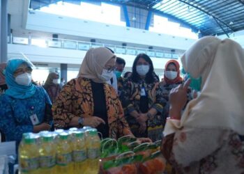 Kepala BPOM RI, Penny K. Lukito (Batik Kuning) saat kunjungan di Kediri (Istimewa)