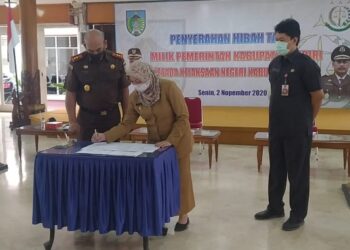 Bupati Kediri, Haryanti Sutrisno, saat menandatangani surat serah terima tanah (Istimewa)