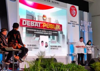 Debat perdana calon tunggal Dhito-Dewi di Gedung Bagawanta Bhari (Foto: Bacaini.id/Novira Kharisma)