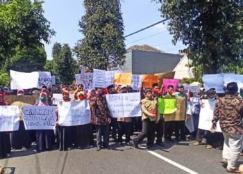Aksi demo yang dilakukan di depan Kemenag Kabupaten Kediri (Foto : Bacaini.id/Karebet)