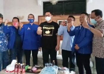 atgas Pemenangan, DPP Partai Demokrat bersama dengan Cabup Hanindhito HImawan Pramono berfoto bersama (Foto: Bacaini.id/karebet)