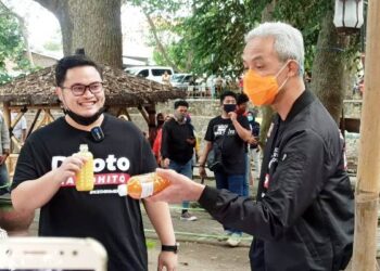 Hanindhito Himawan Pramono (kiri) dan Ganjar Pranowo (kanan) saat melakukan kampanye di Desa Paron (Foto: Bacaini.id/karebet)