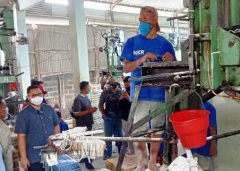 Dhito dalam kunjungannya di Sentra pembuatan krupuk (Istimewa)