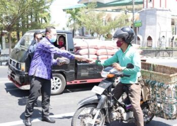 Kepala Dinas Kesehatan dr Fauzan Adhima membagikan masker (Ist.)