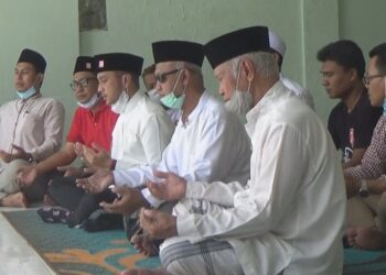 Giring berdoa di Makam Pendiri NU (Foto: Bacaini.id/Karebet)