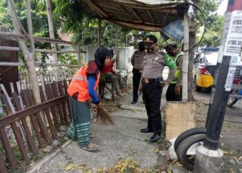 Pelanggar yustisi dihukum menyapu trotoar (foto: Istimewa)