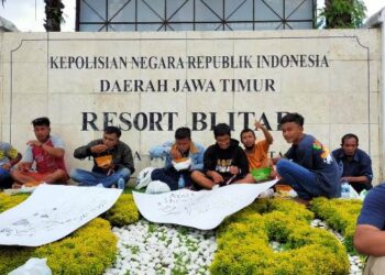 Masa menggelar kenduri di depan Mapolres Blitar (Foto: Bacaini.id/Bagus)