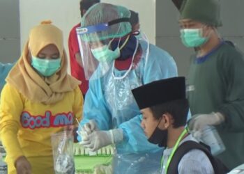 Pemeriksaan swab santri Tebu Ireng oleh petugas medis (Foto: Bacaini.id/ Syailendra)