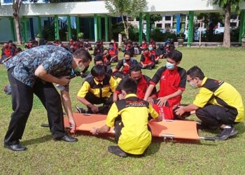 Siswa SMKN 1 Kota Kediri melakukan praktek penanganan kecelakaan kerja (Foto : Novira Kharisma)