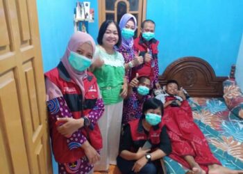 Tim Home Care saat berada dirumah bocah yang dikhitan (Foto: Istimewa)
