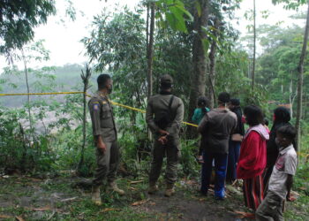 Caption Foto: Satpol PP Kabupaten Lumajang tampak berjaga di Curah Kobokan. (Foto: BacaIni.id/Moh Badar Risqullah)