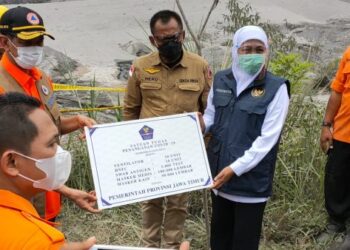 Kepala BNPB Doni Monardo menyerahkan bantuan secara simbolik kepada Gubernur Jawa Timur Khofifah Indar Parawansa. (Foto: BacaIni.id/Moh Badar Risqullah)