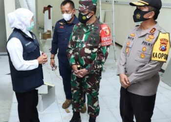 Gubernur Jawa Timur Khofifah Indar Parawansa saat meninjau Rumah Sakit Lapangan di Malang. (dok Pemprov Jatim)