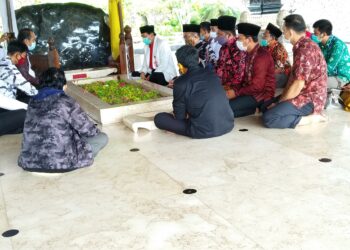 Kepala BPIP Yudian Wahyudi (kemeja merah, jas putih) berdoa di Makam Bung Karno, di Kelurahan Bendogerit, Kota Blitar