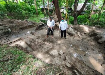Ketua Disbudparpora Kota Kediri Nur Muhyar memantau temuan petirtan. Foto: Ist