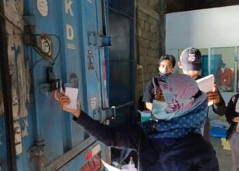 Ketua KPU Kabupaten Kediri, Ninik Sunarmi mengecek segel logistik. (Istimewa)