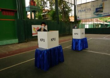 Wagub Jatim Emil Elestianto Dardak memilih calon bupati Trenggalek. Foto/Bacacaini