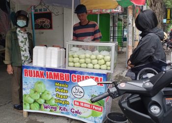 Menikmati Rujak Jambu Kristal Khas Palembang di Kota Kediri