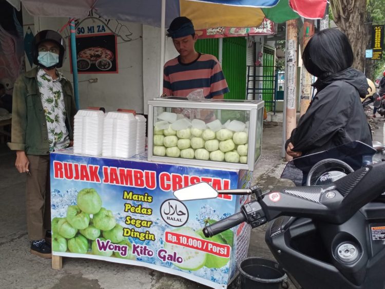 Menikmati Rujak Jambu Kristal Khas Palembang di Kota Kediri