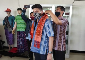 Bule Amerika Kagumi Kampung Tenun Ikat Bandar Kidul