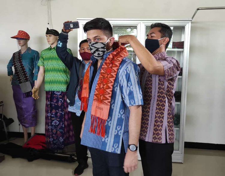 Bule Amerika Kagumi Kampung Tenun Ikat Bandar Kidul