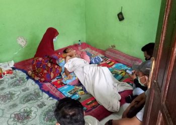 MHM (13) terlentang di tempat tidur rumah orang tuanya. Foto: Bacaini/Karebet
