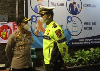 Kapolresta Kediri (kiri) dan Kasat Lantas (kanan) memantau kegiatan peribadatan malam Natal. Foto: Bacaini/BS