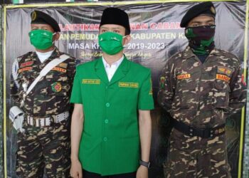 Gus Rismi (tengah) bersama dengan Banser (Foto; bacaini.id/Novira Kharisma)