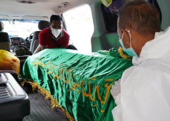 Ratusan Pegawai RSUD Gambiran Menangis Lepas Jenazah Perawat