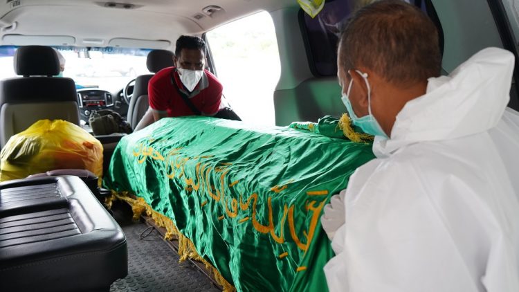 Ratusan Pegawai RSUD Gambiran Menangis Lepas Jenazah Perawat