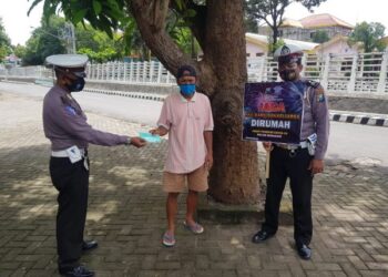 Anggota satlantas Polresta Kediri mengkampanyekan dirumah saja saat tahun baru