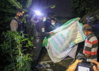 Penertiban Atribut FPI di Desa Ploso, Kecamatan Ploso, Kabupaten Jombang (Foto: bacaini.id/Syailendra)