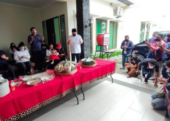 Doa bersama keluarga Pramono Anung mengantar keberangkatan Dhito ke TPS. Foto: Bacaini/BS