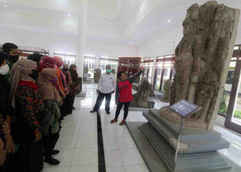 Siswa belajar di Museum Airlangga Kediri. Foto: istimewa