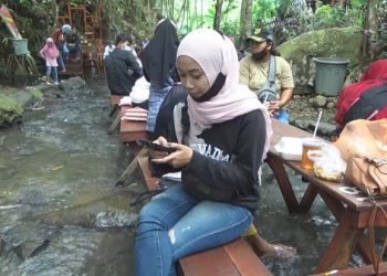 Makan Sambil Berendam di Sungai Sumberbiru Jombang