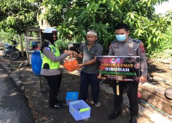Satlantas Polresta Kediri Sosialisasi Prokes Sambil Bagi Sembako