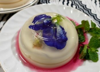 Menikmati Edible Flower Segar Dalam Sebuah Puding