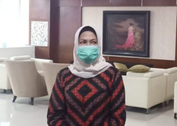 Bawa Dokumen di Ruang Kerja Wali Kota Batu (Foto: Bacaini.id/Moh Badar Rizqullah)