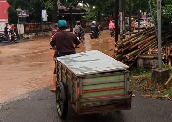 Luapan Got, Jalur Pasar Buah Sempat Tergenang Air