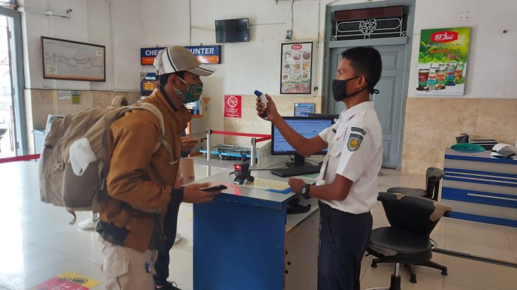 Stok Rapid Tes Antigen Habis, Calon Penumpang KA Stasiun Kediri Kelimpungan