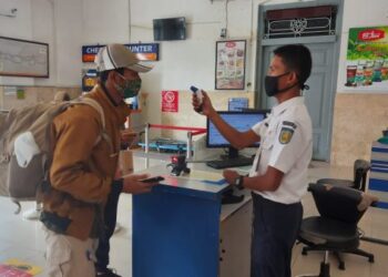 Penumpang di cek suhu tubuh di Stasiun Besar  Kediri (Istimewa)