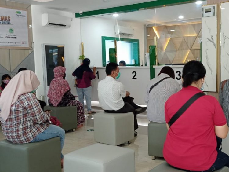 Dihajar Pandemi, Warga Kediri Ramai-ramai Gadaikan Barang