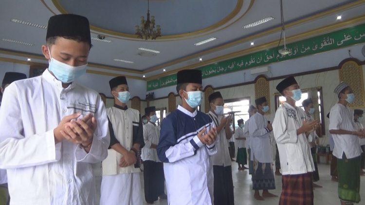 Syekh Ali Jaber Wafat, Santri Jombang Sholat Ghaib